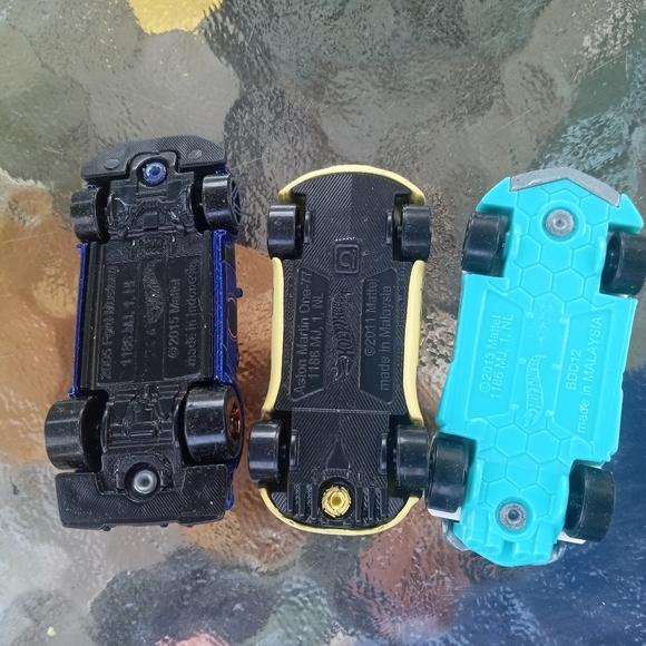 Hot Wheels Bundle 2011 Mattel Aston Martin car toy - Picture 8 of 8